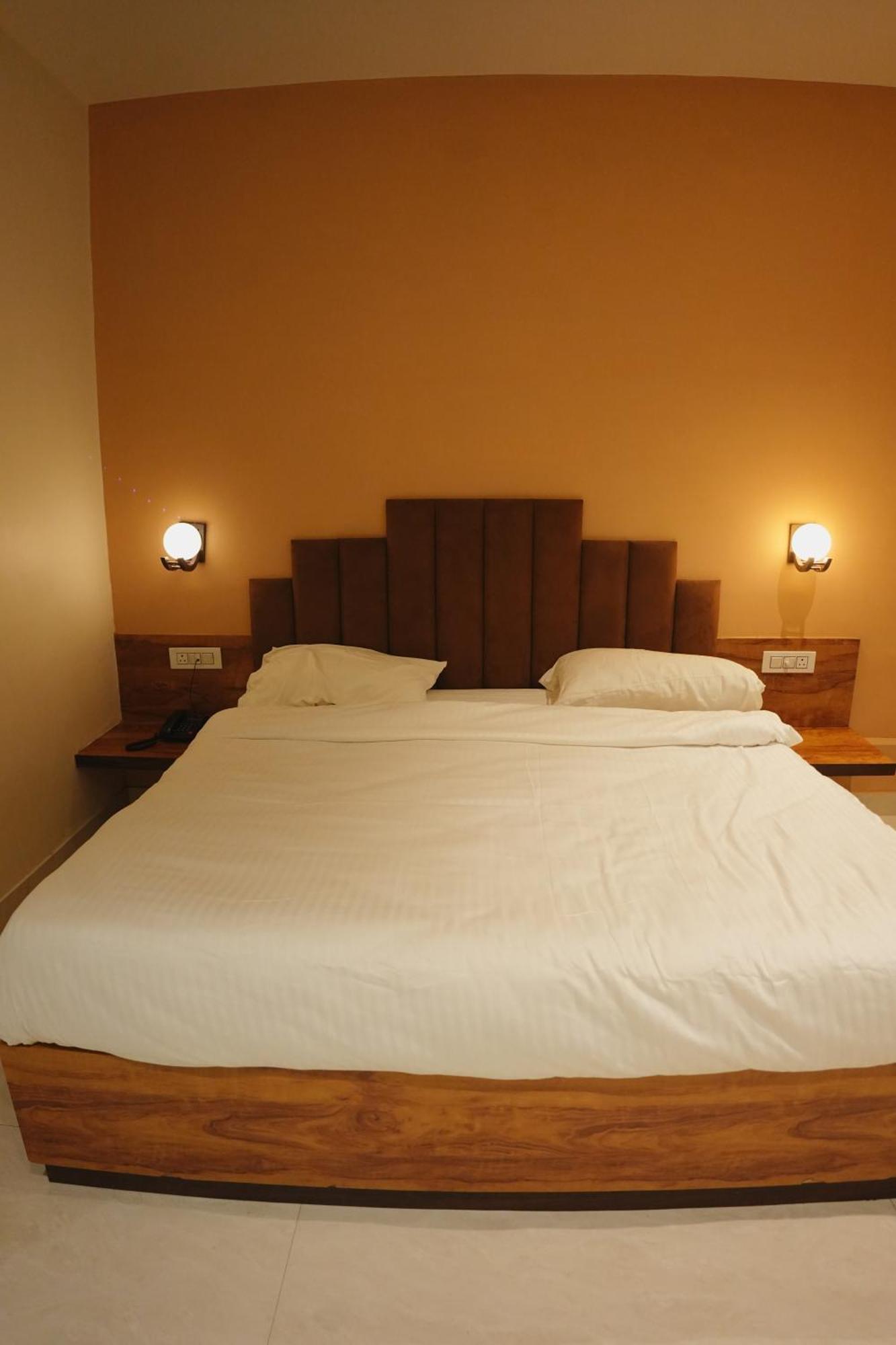The Krati Resort And Convention Centre Барейли Екстериор снимка